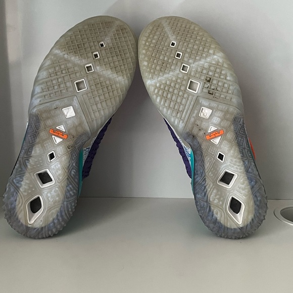 Lebron 18’s - Picture 3 of 5